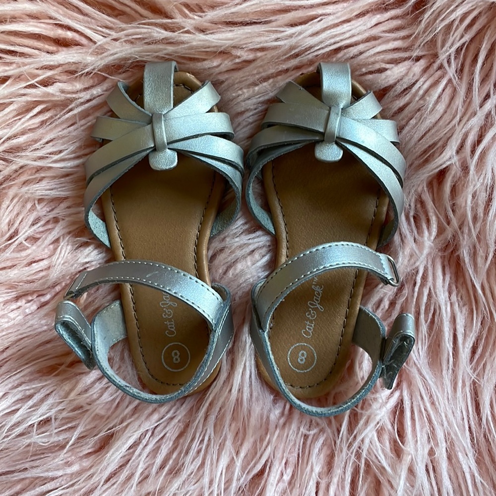 ⭐️⭐️5 listings for $15⭐️⭐️ Cute sandals. Little girls size 8. Cat & Jack. EUC
